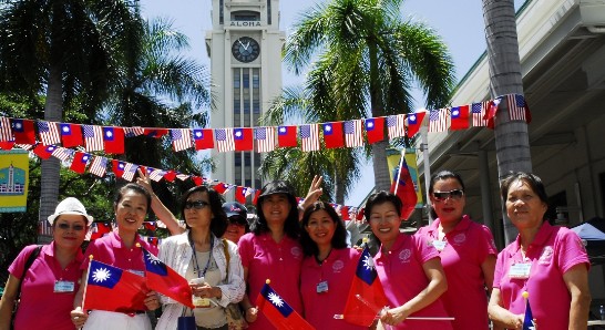 慶祝中華民國建國一百年全球聖火首燃大會29日上午在Aloha Tower前廣場舉行，來自全球各界約4百名僑胞代表及6百多位本地僑學政各界人士，以歡欣鼓舞的心情聚集在大會廣場。大會會場位於Aloha Tower的正前方，廣場現場充滿熱情洋溢、活力充沛及國恩家慶的氣氛。