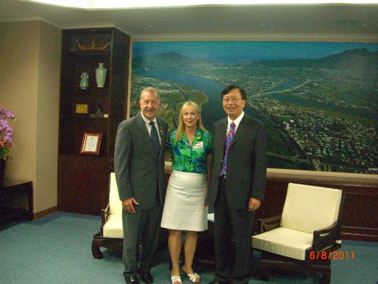 夏威夷檀香山市彼得卡萊爾(Peter Carlisle)市長夫婦偕市議員章培志(Stanley Chang)、經濟發展處長鄭喜先(Ann Chung)、秘書鄭家駒(John Chang)，以及檀香山商界代表一行8人於6月5日至10日應邀訪華。