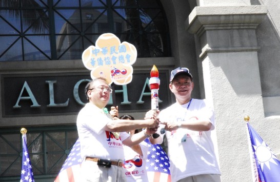 僑務委員會吳委員長高舉聖火火炬時，司儀旁白願此代表自由、民主及人權的火炬，隨著全球聖火的傳遞照亮全世界每個角落。此時，全場響起熱烈鼓掌，場面令人鼓舞振奮及感動。