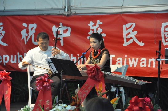 夏大音樂班博士生賴宜絜及官元瑜聯合演奏傳統國樂古箏及二胡