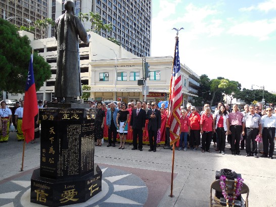 朱總領事夫婦偕同各僑領於國父銅像前獻花