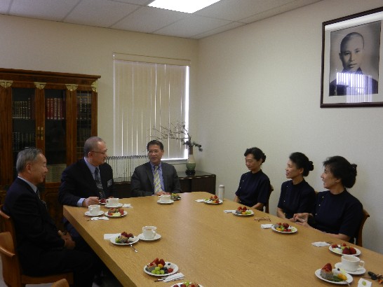 Director General Liao with members of Tzu Chi enjoy conversation at the table.