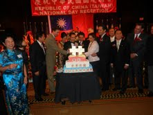 廖處長夫婦邀請現場嘉賓同切國慶蛋糕，齊唱生日快樂歌