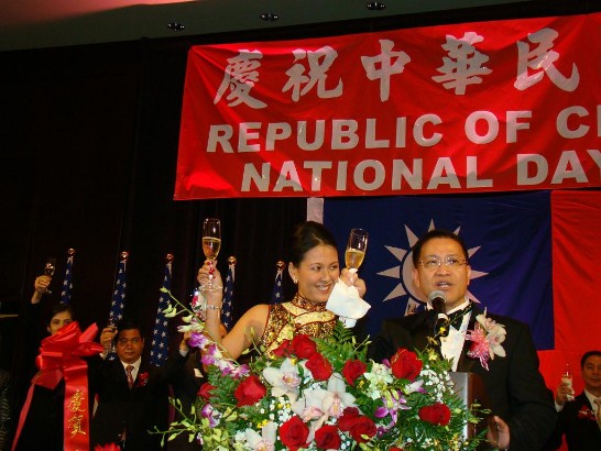 廖東周處長夫婦邀請現場來賓聯邦眾議員Sheila Jackson Lee(D-Texas)、聯邦眾議員Pete Olson(R-TX)等舉杯同祝中華民國101年生日快樂，跨越一百、再現風華