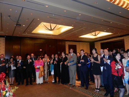 駐休士頓辦事處於本(101)年10月5日晚間假休士頓Royal Sonesta飯店舉辦慶祝中華民國101年國慶酒會，廖處長夫婦邀請近千名主流社會政商名流及當地僑領到場共襄盛舉，氣氛熱烈歡愉
