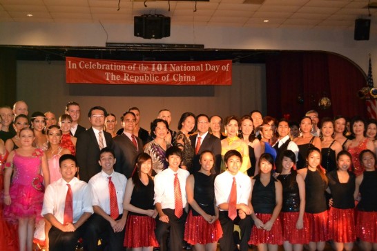 廖東周大使與參加慶祝中華民國101年雙十國慶國際標準觀摩會來賓及舞者合影留念