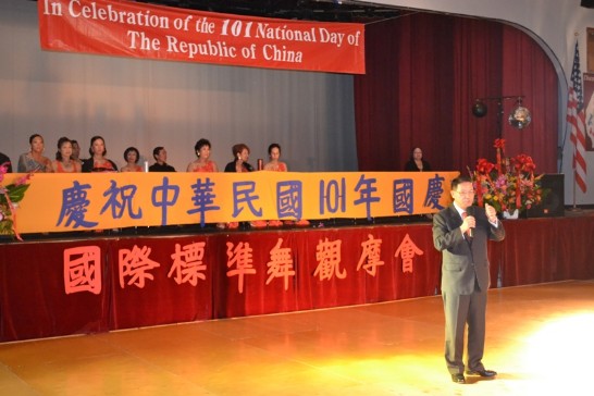 廖東周大使(中間)於休士頓參加慶祝中華民國101年雙十國慶國際標準舞觀摩會中致詞
