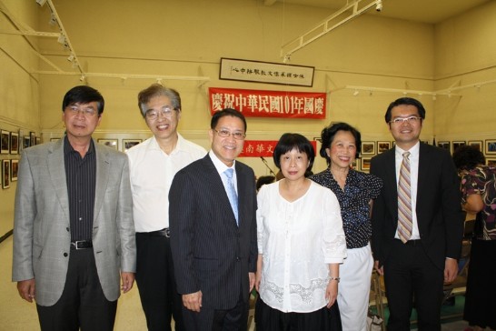 駐處處長廖東周大使(中間)與李昂及美南寫作協會會長劉昌漢等來賓合影