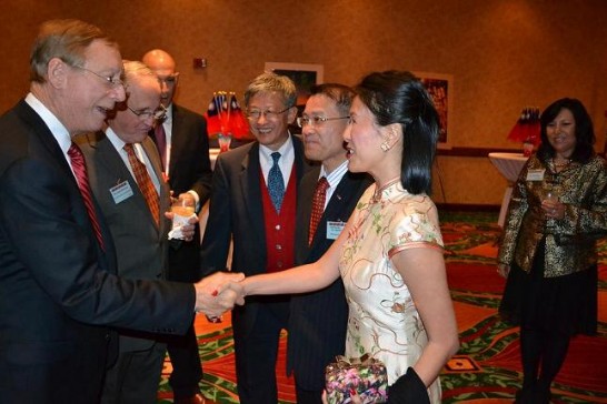 廖大使東周夫婦於達福地區國慶酒會與貴賓握手寒暄