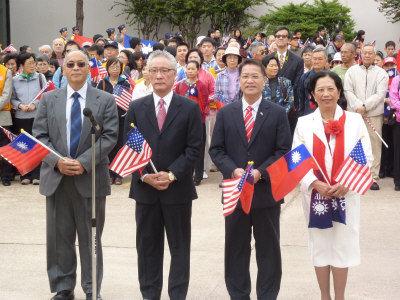 慶祝中華民國101年雙十國慶升旗典禮於本(101)年10月7日上午10時在僑教中心熱鬧舉行，駐休士頓辦事處處長廖東周、中華公所共同主席陸忠、「休士頓慶祝中華民國101年國慶籌備會」主席賴李迎霞女士帶領老、中、青三代僑胞朋友們齊唱中華民國國歌。