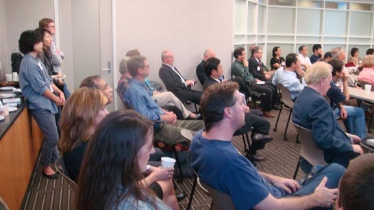 觀眾近90人，擠滿了中型會議室，在會議室旁邊及後面皆加了椅子，還有人全程站立聽完演講。