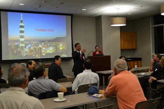 廖處長演講結束，聽眾紛紛提問，廖處長仔細一一詳盡解答。右為主持人｢奧斯汀商會｣Austin Chamber of Commerce副會長Adriana Cruz.