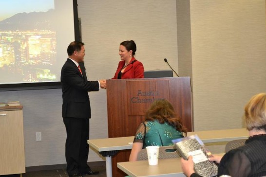 歷時90分鐘之演講結束，廖處長與｢奧斯汀商會｣Austin Chamber of Commerce副會長Adriana Cruz握手致意
