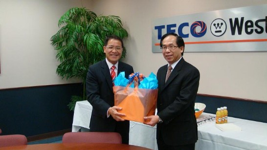 廖東周處長與東元電機-西屋公司總經理唐正雄互換記念品