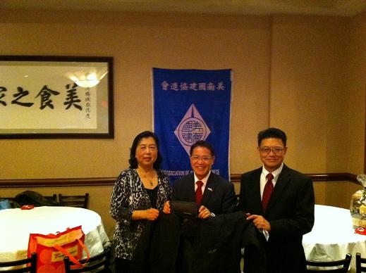 駐休士頓辦事處廖東周處長(中)應邀出席主持「美南國建會」會長交接典禮，與新任會長劉耀華 (右)及卸任會長閻寶印(左)合影留念