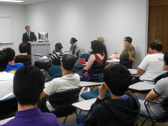 駐處廖處長東周偕陳組長彥夆由「淘沙-高雄姊妹市委員會」共同主席黃聖祐陪同於本(9)月25日上午10時赴淘沙大學(University of Tulsa)訪問，拜會該校教務長兼學術副校長Roger Blais及副教務長Cheryl Matherly