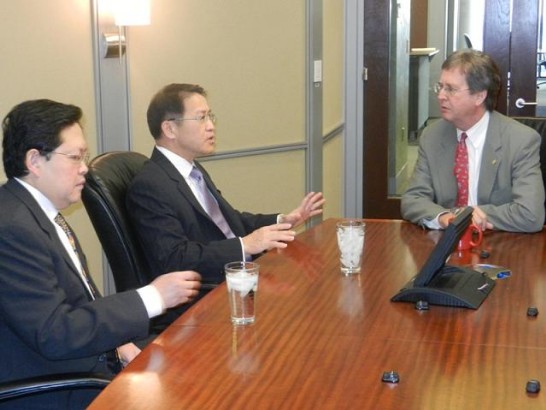 駐休士頓辦事處廖處長東周偕陳組長彥夆於本(9)月25日上午8時由「淘沙-高雄姊妹市委員會」共同主席黃聖祐陪同會見淘沙市長Dewey Bartlett, Jr.。