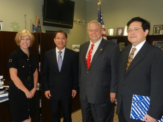 駐處廖處長東周偕陳組長彥夆由「淘沙-高雄姊妹市委員會」共同主席黃聖祐陪同於本(9)月25日上午10時赴淘沙大學(University of Tulsa)訪問，拜會該校教務長兼學術副校長Roger Blais及副教務長Cheryl Matherly