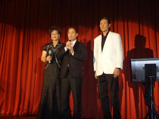 駐處廖處長東周(中)應邀致詞並與主持人方海妮(左)與朱江(右)合影。