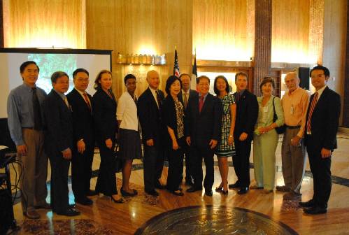 駐處廖處長東周夫婦出席本處僑教中心、「休士頓臺北姊妹會」(Houston Taipei Society)及休士頓市政府禮賓處於本(10)月3日下午5時30分在休士頓市政廳合辦之臺灣書院「律動臺北(Rhythms of Taipei)」照片展，並與在場來賓合影留念