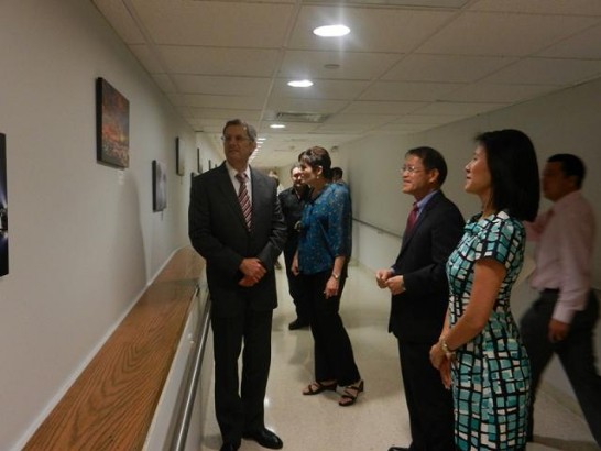 廖處長夫婦與墨西哥姊妹會會長Marco Bracamontes等貴賓赴我攝影展地點共同欣賞臺北市政府及臺北101大樓等20多幅攝影作品