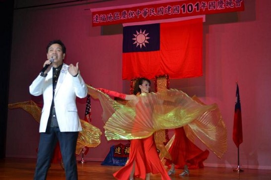 國慶訪問團成員陳凱倫現場載歌載舞演出。