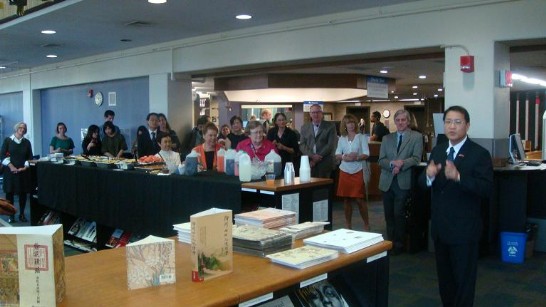 駐休士頓辦事處廖處長東周於11月5日下午2時赴德州大學奧斯汀分校藝術圖書館主持我國家圖書館與該校總圖書館簽訂合作備忘錄及贈書典禮，及古籍展開幕儀式。廖處長並致詞表示，台美關係堅強緊密。