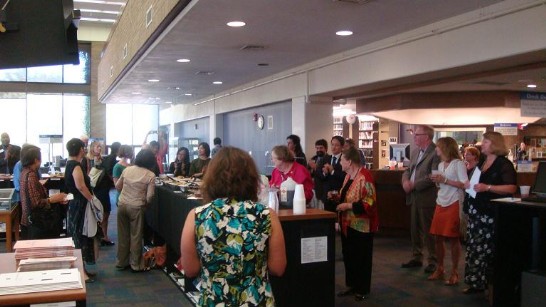 德州大學奧斯汀分校藝術圖書並提供茶點招待參加簽訂備忘錄議式之貴賓