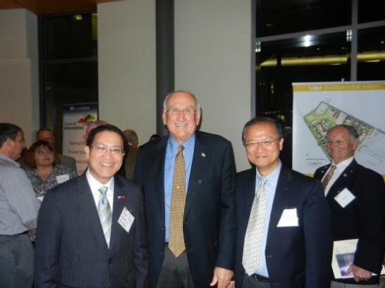 駐休士頓辦事處處廖處長東周與路州州大校長William Jenkins攝於育成中心接待酒會一角