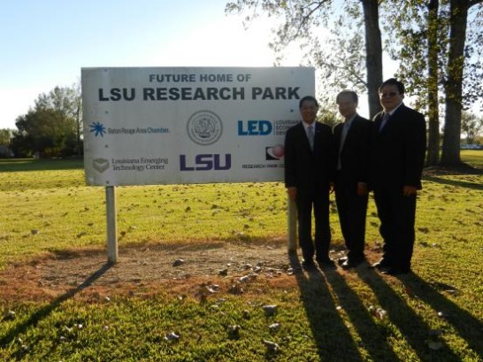 駐處廖處長東周於路大商業科技育成中心園區立牌前留影