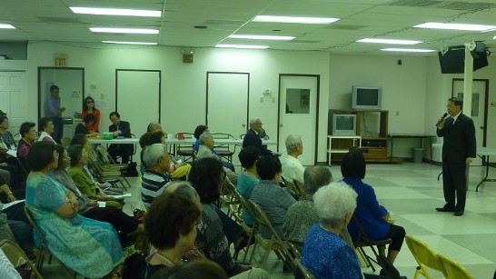 駐處廖處長東周應邀於休士頓長春會9月及10月慶生會致詞，同時張家華秘書在場辦理行動領務。