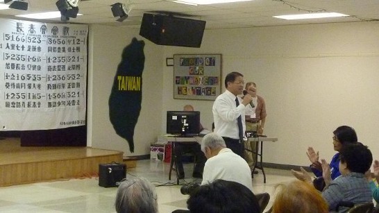 廖東周處長以唱歌方式與耆老們互動同樂