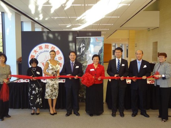 廖處長偕辦事處同仁應邀出席，另休士頓市長辦公室文化事務執行助理Maricela Kruseman(前排左1)等主流社會嘉賓亦前往共襄盛舉