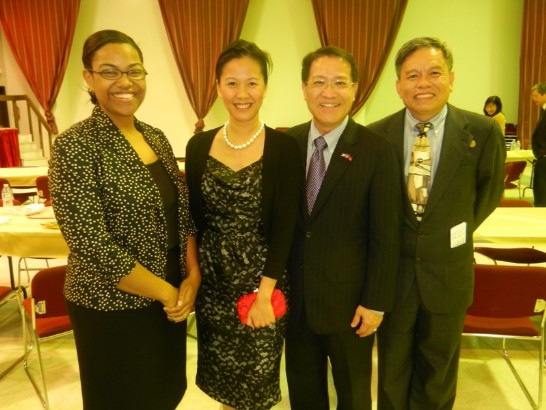 廖處長東周夫婦與休臺姊妹會副會長黃登陸及休士頓市政府禮賓處姊妹市聯絡人Cheryl Mitchell合影