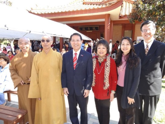 廖處長東周、齊組長永強及僑教中心葉副主任麗媛於德州佛教會玉佛寺年度義賣大會中與德州佛教會會長淨海法師及副會長宏意法師合影