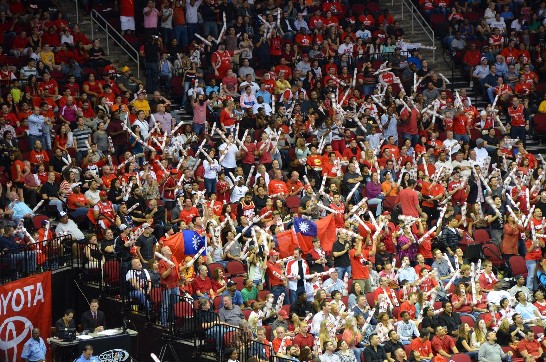 休士頓火箭隊開幕賽現場球迷們揮舞加油布條及中華民國國旗情形，場面熱鬧