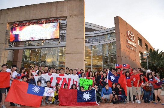 德州各大學台灣同學會動員留學生球迷們到現場為火箭隊及林書豪加油，手持加油布條及中華民國國旗在入場前合影留念