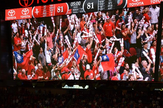 休士頓火箭隊開幕賽比賽進入高潮時現場更多次在轉播螢幕上播放熱情的僑胞及同學身著林書豪球衣、揮舞國旗加油的畫面