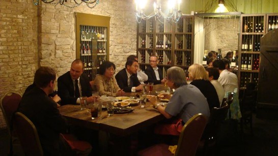 演講結束後，東亞研究中心主任Robert Oppenheim政府系(Department of Government)教授Michael Findley、Scott Wolford，及台裔教授林澤民(Tse-Min Lin)等9人至The Clay Pit餐廳熱烈款宴廖處長一行