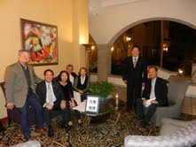 駐休士頓辦事處廖東周處長與巴頓魯治地區僑領辦理行動領務合影。