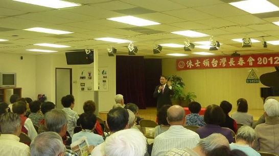 廖東周處長獻唱一曲「雙人枕頭」與耆老們互動同樂