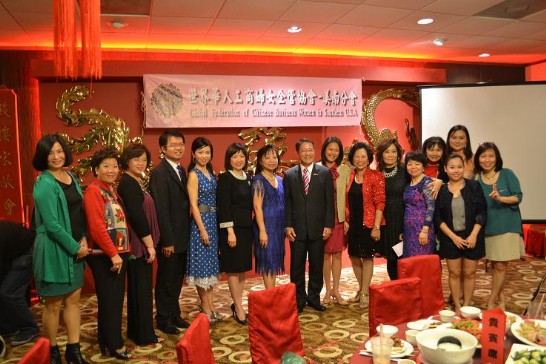 駐休士頓辦事處廖處長夫婦(左八、九)與世界華人工商婦女企管協會美南分會會員合影留念