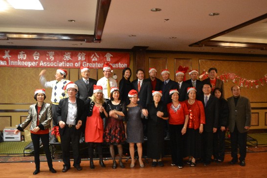 廖處長夫婦與美南臺灣旅館公會會長陳詩章及該會會員合影。