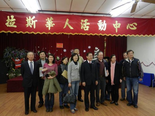  駐休士頓辦事處廖處長東周與達拉斯前來申辦領務事項的鄉親合影