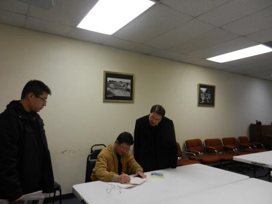 駐休士頓辦事處廖東周處長協助達拉斯鄉親填寫領務申請表件。