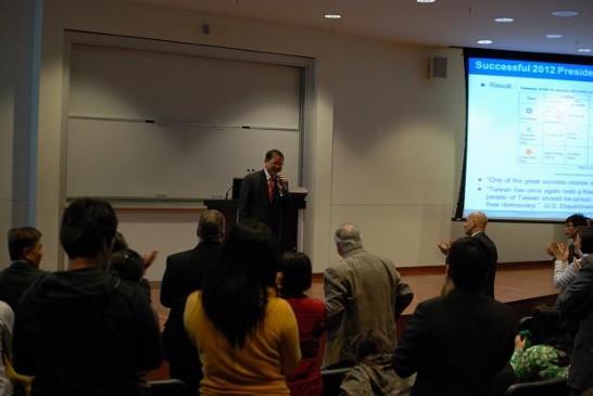 駐休士頓辦事處長廖東周於德州大學達拉斯分校演講結束時，觀眾起立鼓掌。