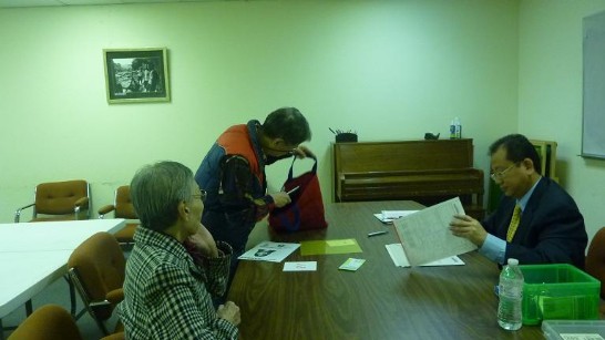 駐處張家華秘書服務達福地區90歲耆老換發護照情形