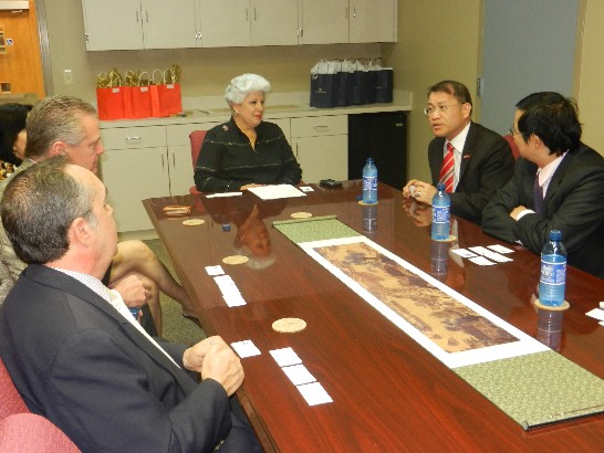 廖處長東周、商務組黃組長立正及陳組長彥夆於本(12)月17日下午4時拜會聖體市(Corpus Christi)新任市長Nelda Martinez女士，該市湯僑務顧問亞麗、聖體市港務局副局長Sandy Sanders、商務發展副主任Ruben Medina及聖體市區域經濟發展公司總裁Roland Mower在座