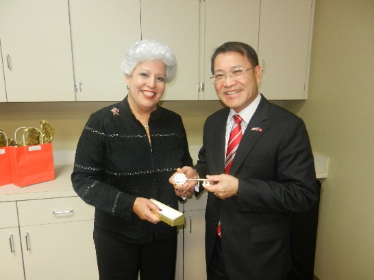 會後，聖體市長Nelda Martinez與廖處長東周互贈禮品，雙方合影留念