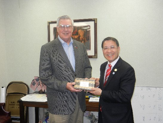 廖處長東周、商務組黃組長立正及陳組長彥夆於本(12)月17日下午4時45分由聖體市湯僑務顧問亞麗陪同拜會德州Nueces郡長Loyd Neal